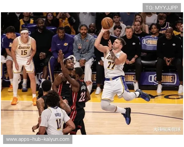 湖人3连胜后，雷迪克点名小詹，里夫斯情商高，东契奇还很谦虚，组图_湖人大胜勇士 詹皇以一敌四库里倒地